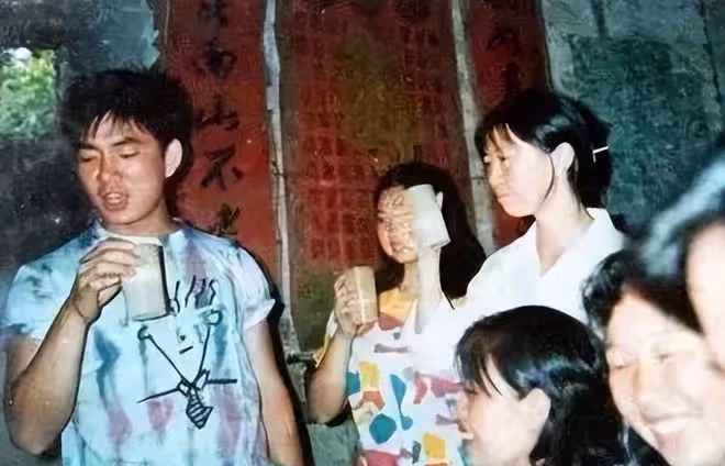 任賢齊現身黃鶴樓,穿兩層長袖不怕熱,台灣出生長大把武漢當家鄉