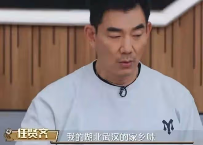 任賢齊現身黃鶴樓,穿兩層長袖不怕熱,台灣出生長大把武漢當家鄉