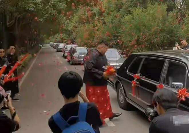 網紅猴哥高調辦婚禮!開1400萬主婚車豪車停一排,新娘貌美似明星