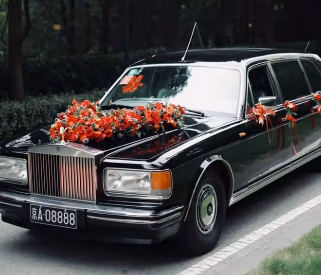 網紅猴哥高調辦婚禮!開1400萬主婚車豪車停一排,新娘貌美似明星