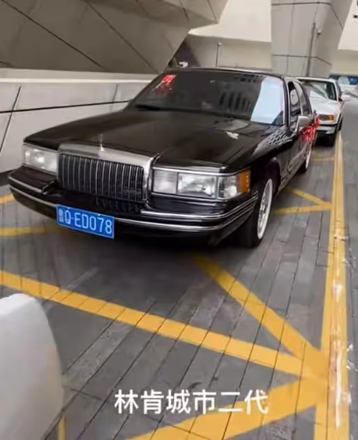 網紅猴哥高調辦婚禮!開1400萬主婚車豪車停一排,新娘貌美似明星