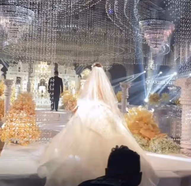 網紅猴哥高調辦婚禮!開1400萬主婚車豪車停一排,新娘貌美似明星