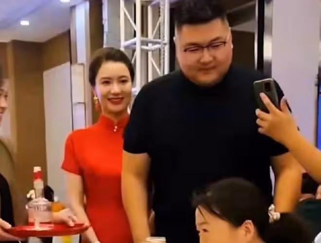 網紅猴哥高調辦婚禮!開1400萬主婚車豪車停一排,新娘貌美似明星