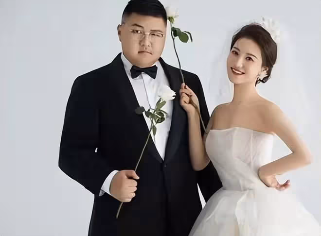 網紅猴哥高調辦婚禮!開1400萬主婚車豪車停一排,新娘貌美似明星