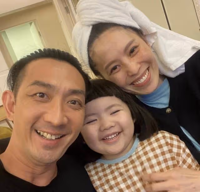 恭喜!香港知名男星宣布妻子懷二胎,在內地賣潮牌賺得盆滿缽滿