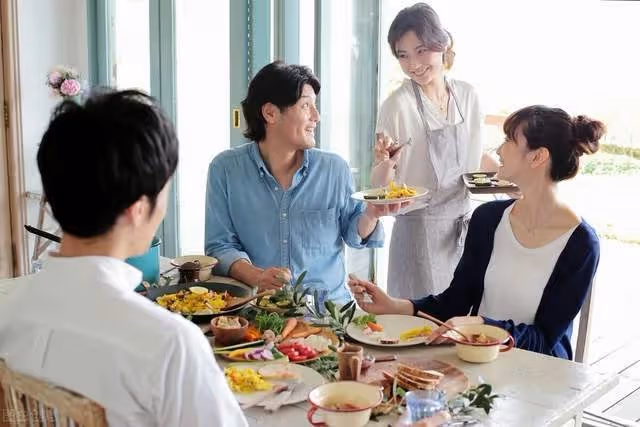 妻子安排:公婆住養老院,岳父母來家養老;丈夫:我憑啥養你父母