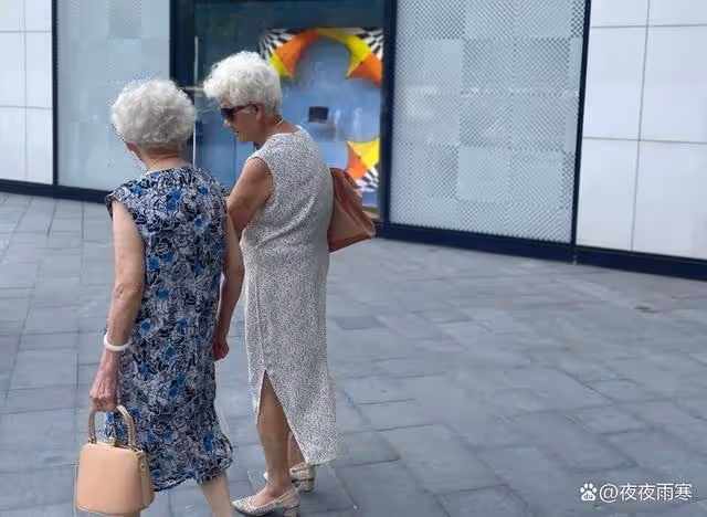 老太太不聽勸,兩個月敗光16萬積蓄,女兒:終於不作了