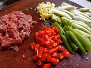 微辣、蔥香濃郁，羊肉香嫩不膻的蔥爆羊肉丨3分鐘出鍋好吃的連蔥都不剩