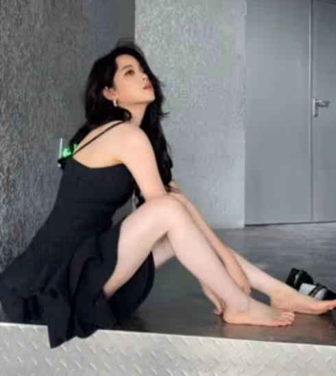 歐陽娜娜戀愛了？牽手24歲男星曬「親密照」 網瘋猜：是官宣了嗎