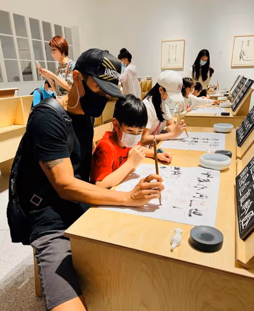 吳尊帶孩子學中國文化!練毛筆字動作標準,定居內地半年生活愜意