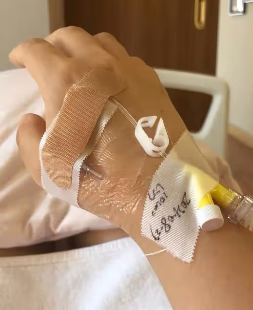 梅婷前夫罕曝全家福!二婚妻子得急病做要命手術,躺病床渾身插管