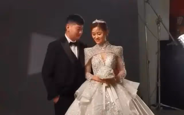 恭喜,大衣哥兒媳懷雙胞胎,22歲小偉已經是兩個孩子的爸爸了!