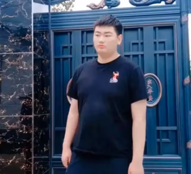 恭喜,大衣哥兒媳懷雙胞胎,22歲小偉已經是兩個孩子的爸爸了!