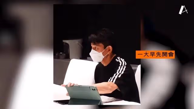 劉德華在哈爾濱過61歲生日,假裝一口吞下壽桃包,還光著腳唱歌