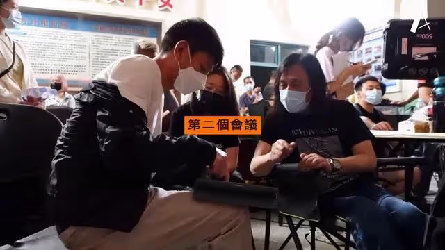 劉德華在哈爾濱過61歲生日,假裝一口吞下壽桃包,還光著腳唱歌