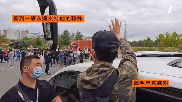 劉德華在哈爾濱過61歲生日,假裝一口吞下壽桃包,還光著腳唱歌