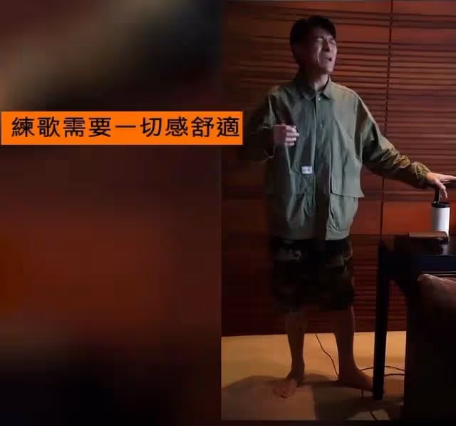 劉德華在哈爾濱過61歲生日,假裝一口吞下壽桃包,還光著腳唱歌