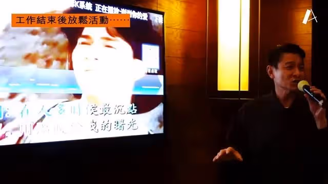 劉德華在哈爾濱過61歲生日，假裝一口吞下壽桃包，還光著腳唱歌