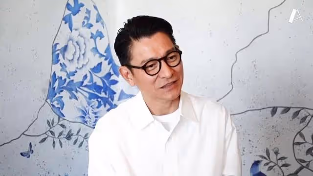 劉德華在哈爾濱過61歲生日，假裝一口吞下壽桃包，還光著腳唱歌