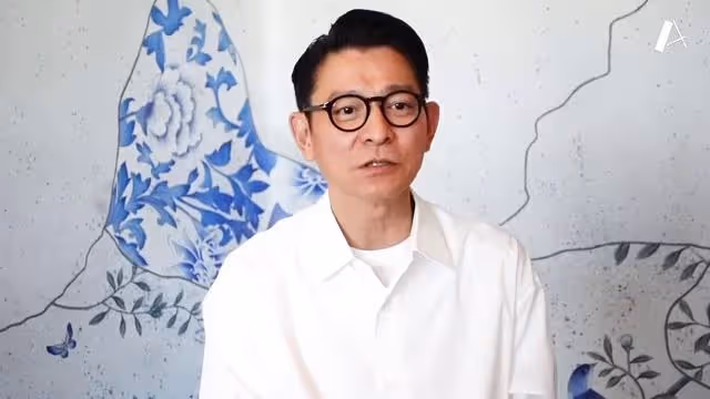 劉德華在哈爾濱過61歲生日，假裝一口吞下壽桃包，還光著腳唱歌
