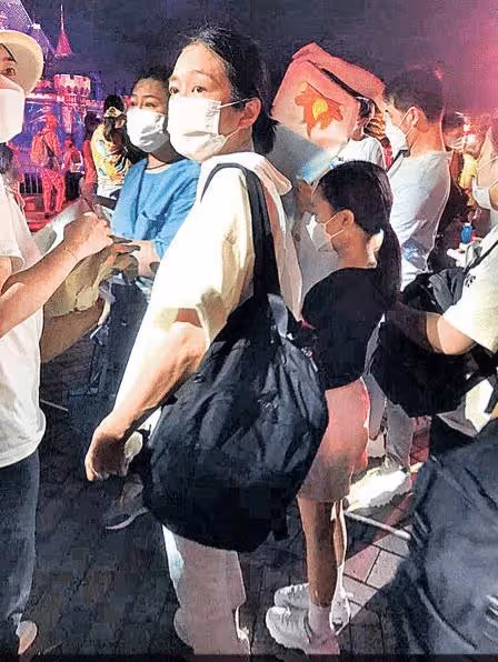 劉德華在哈爾濱過61歲生日，假裝一口吞下壽桃包，還光著腳唱歌