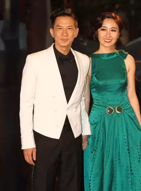 張家輝夫婦罕見合體，「關詠荷穿綠色連衣裙」氣質出眾，麒麟臂也很美，網友：風韻猶存