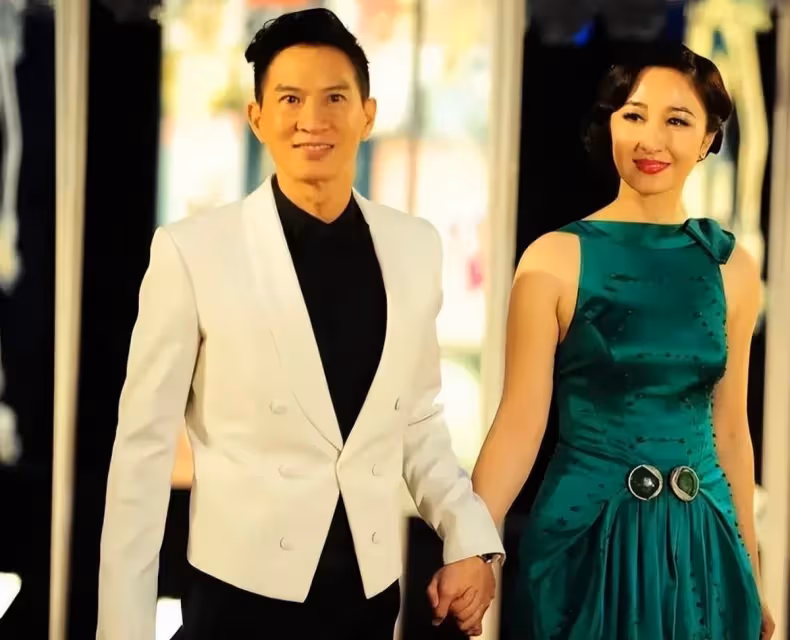 張家輝夫婦罕見合體，「關詠荷穿綠色連衣裙」氣質出眾，麒麟臂也很美，網友：風韻猶存