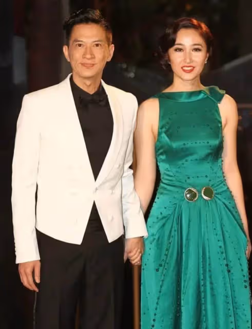 張家輝夫婦罕見合體，「關詠荷穿綠色連衣裙」氣質出眾，麒麟臂也很美，網友：風韻猶存