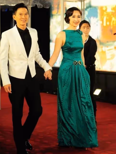 張家輝夫婦罕見合體,「關詠荷穿綠色連衣裙」氣質出眾,麒麟臂也很美,網友:風韻猶存