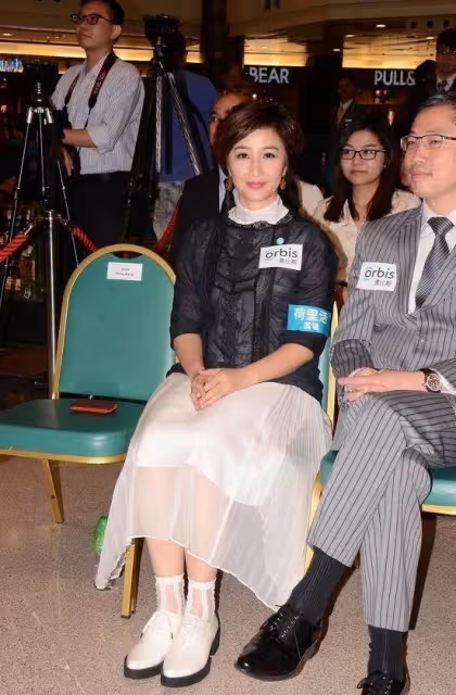 張家輝夫婦罕見合體,「關詠荷穿綠色連衣裙」氣質出眾,麒麟臂也很美,網友:風韻猶存