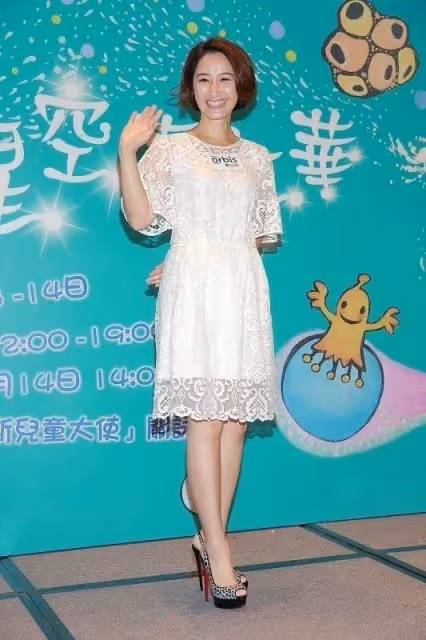 張家輝夫婦罕見合體,「關詠荷穿綠色連衣裙」氣質出眾,麒麟臂也很美,網友:風韻猶存