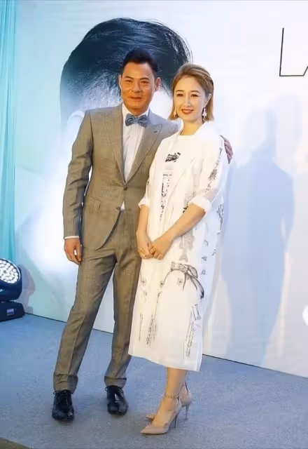 張家輝夫婦罕見合體,「關詠荷穿綠色連衣裙」氣質出眾,麒麟臂也很美,網友:風韻猶存
