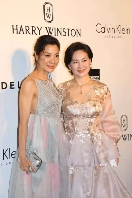 何超瓊才是真名媛,59歲穿粉色蛋糕裙不俗氣,還意外穿出了華麗感