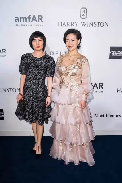 何超瓊才是真名媛,59歲穿粉色蛋糕裙不俗氣,還意外穿出了華麗感