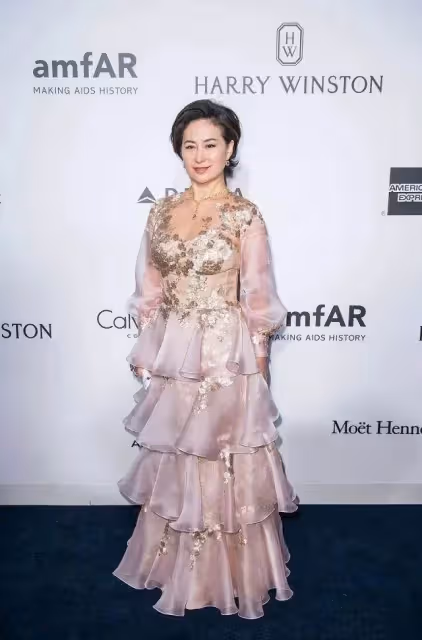何超瓊才是真名媛,59歲穿粉色蛋糕裙不俗氣,還意外穿出了華麗感