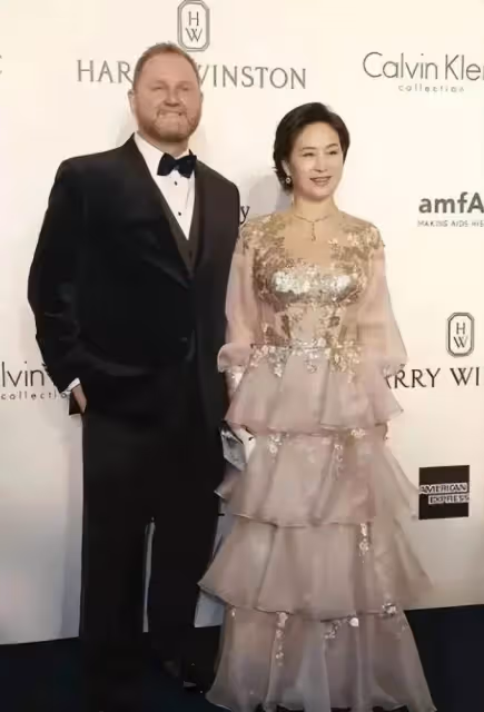 何超瓊才是真名媛,59歲穿粉色蛋糕裙不俗氣,還意外穿出了華麗感