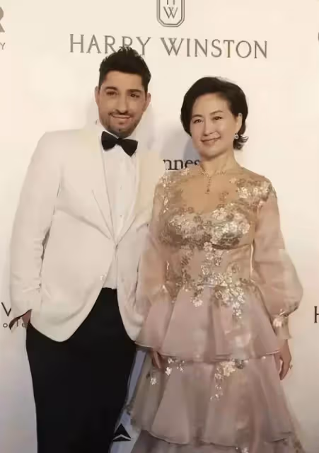 何超瓊才是真名媛,59歲穿粉色蛋糕裙不俗氣,還意外穿出了華麗感