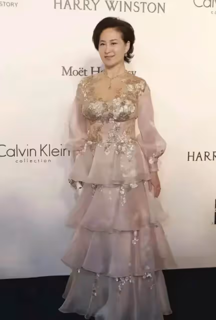 何超瓊才是真名媛,59歲穿粉色蛋糕裙不俗氣,還意外穿出了華麗感