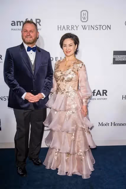 何超瓊才是真名媛,59歲穿粉色蛋糕裙不俗氣,還意外穿出了華麗感