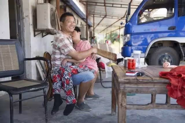 51歲的男人，帶著老婆一起上班，每天都要親吻她很多次，被酸「老夫老妻不害臊」知道真相後，全都哭紅眼
