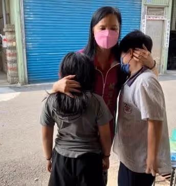 台灣處處有溫情！「彰化小兄妹喪父」愛心人士捐款60萬，車行老闆慷慨出手：「支付一直到大學費用」