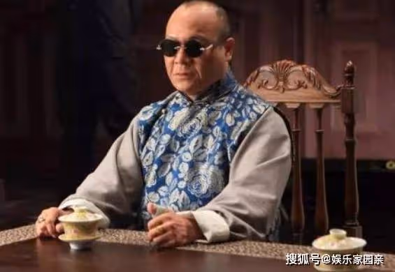他是香港最真實的古惑仔,20年前教王傑飆車,今65歲身價上億