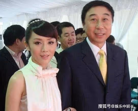 62歲馮鞏妻子曝光，原來這麼漂亮，夫妻恩愛36年