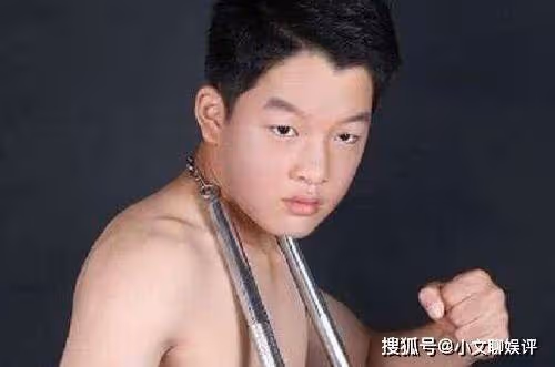 小時候親媽都嫌他丑，13歲卻因周星馳爆紅，19歲長得如何了