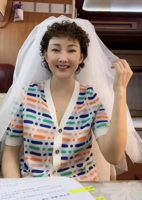 49歲牛莉頭戴白紗露面,邀請網友參加婚禮,鼻子大變模樣認不出