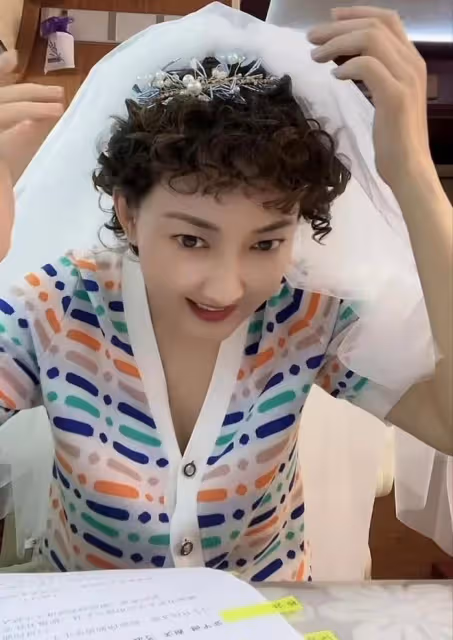 49歲牛莉頭戴白紗露面,邀請網友參加婚禮,鼻子大變模樣認不出