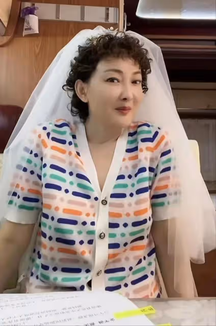 49歲牛莉頭戴白紗露面,邀請網友參加婚禮,鼻子大變模樣認不出