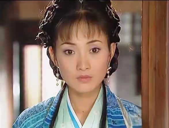 49歲牛莉頭戴白紗露面,邀請網友參加婚禮,鼻子大變模樣認不出