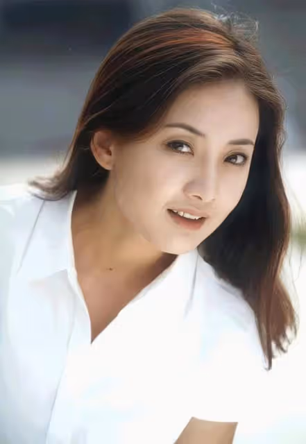 49歲牛莉頭戴白紗露面,邀請網友參加婚禮,鼻子大變模樣認不出