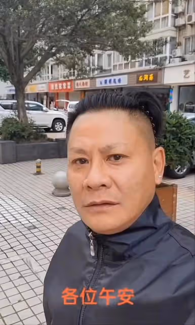 53歲知名港星小餐館吃飯,定居內地擁百畝果園,熱衷公益接地氣